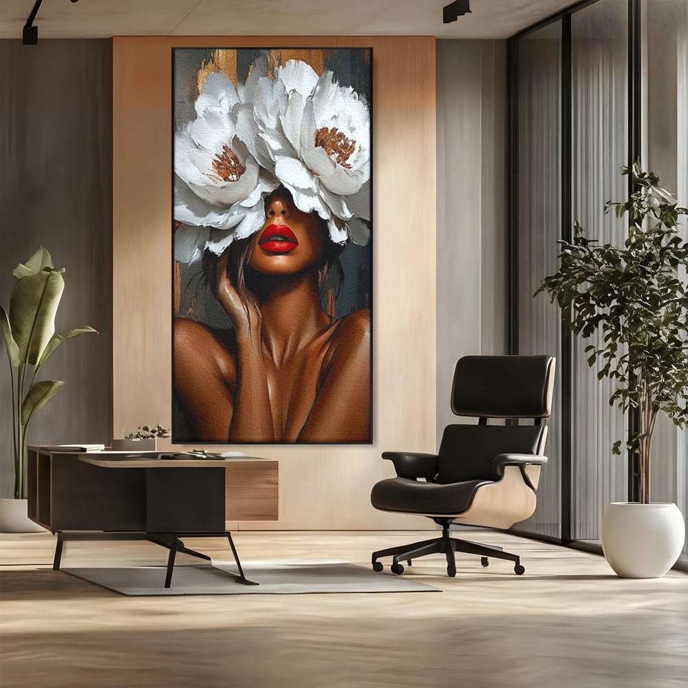 Tablou canvas cu tablou canvas cu portret de femeie, in rama de aluminiu negru, pe perete intr-un birou